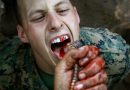Američtí vojáci pijí v Thajsku při podivném rituálu hadí krev