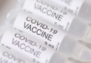Licencovaná mRNA vakcína tu ještě nebyla, o dlouhodobých vedlejších účincích očkování proti covidu se můžeme jen dohadovat