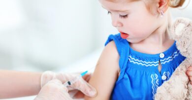 Nová „vakcína“ Pfizeru pro malé děti skoro nefunguje, těm nejmenším dokonce zvyšuje riziko infekce