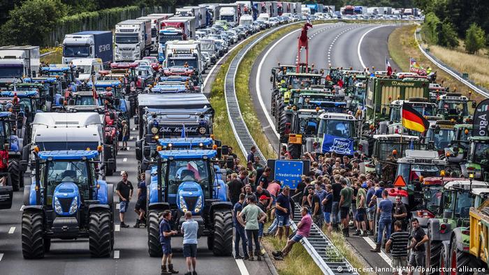 Není to jen v Nizozemí – zemědělci jsou terčem útoku zastánců Nového světového řádu všude