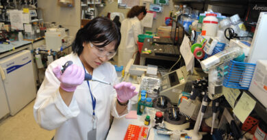 I mírný covid za sebou nechává rozhozený imunitní systém, tělo tím trpí celé roky (a „očkování“ vše jenom zhorší)